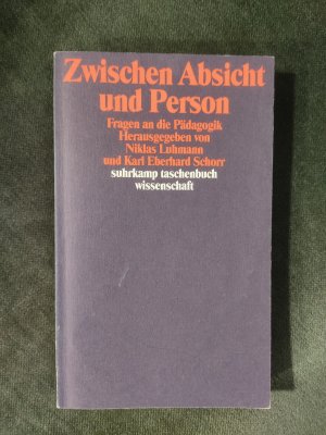 Bildtext: Zwischen Absicht und Person von Schorr, Karl Eberhard; Luhmann, Niklas