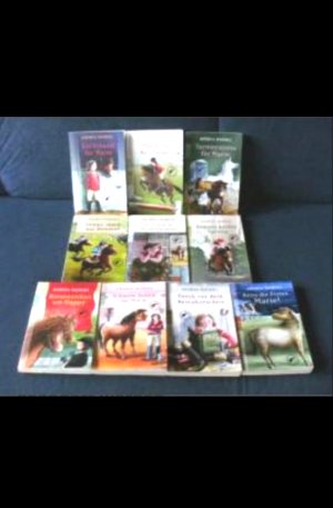 10 X Ein Pony für alle Fälle - Ein Freund für Marie + Marie im Reitfieber + Turnierstress für Marie + Happys großer Sprung + Marie und der Pferdeflüsterer […]