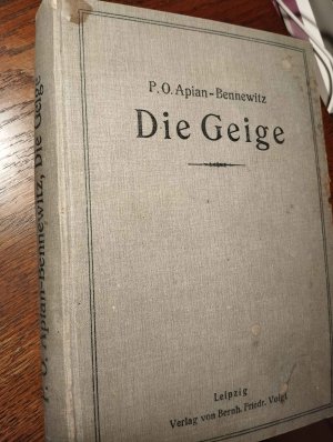 Die Geige. Umfassend : die Grundzüge der Akustik/die Geschichte der Bogeninstrumente und eine ausführliche, beschreibende und bildliche Darstellung der […]