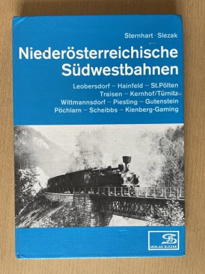 gebrauchtes Buch – Hohn; Strässle – 8 Bände):   Waldbahnen in Österreich.  Schmalspurbahn-Aktivitäten in Österreich.  Schmalspurig durch Österreich.  Die elektrische Bahn Wien - Pressburg. - 1914-1989. - Festschrift zum 75jährigen Bestand der Preßburgerbahn.  Mit Sack und Pack nach Pfaffenschlag. - Die Geschichte der Schmalspurbahn Kienberg-Gaming - Lunz am See.  Die Feistritzbahn. - Weiz-Birkenfeld-Ratten. Steyrtalbahn-Erzbergbahn-Waldviertelbahn.  Niederösterreichische Südwestbahnen. - Leobersdorf-Hainfeld-St.Pölten Traisen-Kernhof/Türnitz Wittmannsdorf-Piesting-Gutenstein Pöchlarn-Scheibbs-Kienberg-Gaming.