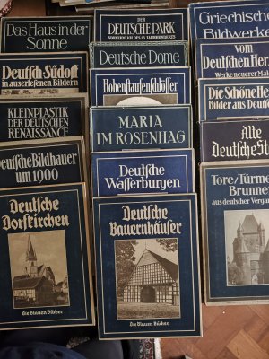 Konvolut Sammlung 35 Bände der Reihe Die blauen Bücher: Der runde Bogen / Deutsche Plastik des Mittelalters / Bilder aus Italien / Große Bürgerbauten […]