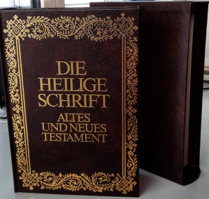 Die Heilige Schrift des Alten und Neuen Testamentes nach den Grundtexten übersetzt und herausgegeben von Prof.Dr.Vinznez Hamp, Prof. Dr. Meinrad Stenzel […]