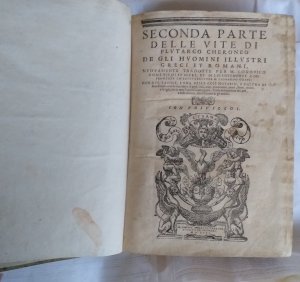 Vite di Plutarco Cheroneo de gli huomini illustri greci et romani, nuovamente tradotte per m. Lodovico Domenichi et altri... et diligentemente confrontate co' testi gresci per m. LIONARDO GHINI, con la vita dell'auttore descritta da Thomaso Porcacchi; & co' Sommari a ciascuna Vita