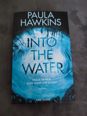 gebrauchtes Buch – Paula Hawkins – Into the Water - Traue keinem. Auch nicht dir selbst.