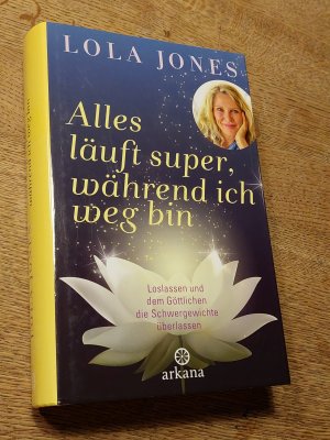 gebrauchtes Buch – Lola Jones – Alles läuft super, während ich weg bin - Loslassen und dem Göttlichen die Schwergewichte überlassen