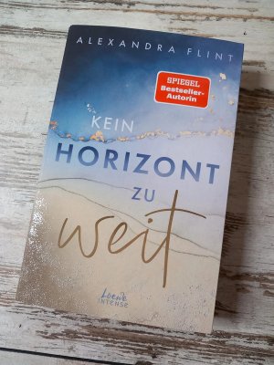 gebrauchtes Buch – Alexandra Flint – Kein Horizont zu weit (Tales of Sylt, Band 1) - Eine ergreifende Liebesgeschichte auf der wunderschönen Insel Sylt - New Adult-Reihenauftakt von SPIEGEL-Bestsellerautorin Alexandra Flint signiert!