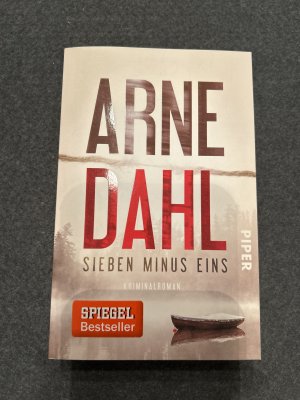 gebrauchtes Buch – Arne Dahl – Sieben minus eins - Kriminalroman | Packender Schwedenkrimi über die Jagd nach einem perfiden Serienmörder