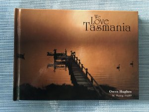 gebrauchtes Buch – Owen Hughes – We Love Tasmania