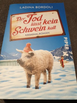 gebrauchtes Buch – Ladina Bordoli – Der Tod lässt kein Schwein kalt - Kriminalroman | Liebenswert komischer Cosy Crime in den schweizer Alpen