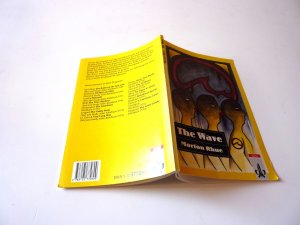 gebrauchtes Buch – Morton Rhue – The Wave - Text an Study Aids - Edited and annotated by Peter Bruck