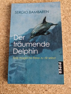 gebrauchtes Buch – Sergio Bambaren – Der träumende Delphin - Eine magische Reise zu dir selbst | Roman über den Sinn des Lebens und was im Leben wirklich zählt