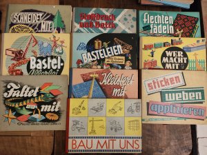 Konvolut Sammlung 10 Bastelbücher zusammen: Stoffdruck und Batik / stricken - weben - applizieren / Bastelallerlei. Anleitungen für werkgerechte Bastelarbeiten […]