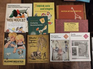 Konvolut Sammlung 10 Bastelbücher zusammen: Sockendackel und Papierschmetterling / Einfache Bastelarbeiten / Allerlei Papierarbeiten / Basteln mit den […]