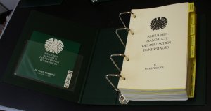 Amtliches Handbuch des Deutschen Bundestages - 1 Ausgabe: 18. Wahlperiode incl. CD-ROM