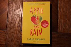 gebrauchtes Buch – Sarah Crossan – Apple and Rain