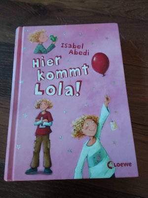 gebrauchtes Buch – Isabel Abedi – Hier kommt Lola! (Band 1) - Lustiges Kinderbuch für Mädchen und Jungen ab 9 Jahre