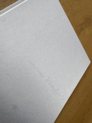 White Line No. 01 - Mit Graphiken von Wolfgang Schultheiß und einem Vorwort von Prof. John Wood. Auf 300 Exemplare limitierte und von Thomas Karsten nummerierte […]