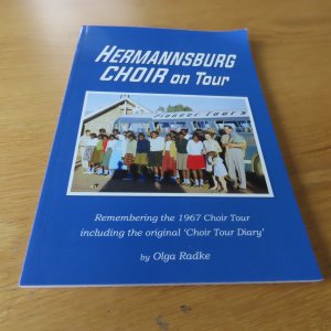 gebrauchtes Buch – Hermannsburg Choir on Tour - Remembering the 1967 Choir Tour including the orginal "Choir Tour Diary", ( Australia )