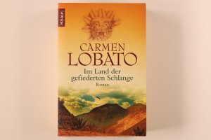 gebrauchtes Buch – Carmen Lobato – IM LAND DER GEFIEDERTEN SCHLANGE. Roman