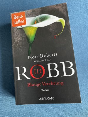 gebrauchtes Buch – Robb, J.D – Blutige Verehrung