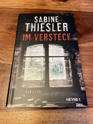 gebrauchtes Buch – Sabine Thiesler – Im Versteck