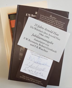 Die Wahrheit über Arnold Hau: Jubiläums-Ausgabe (im Schuber) - Die Wahrheit über Arnold Hau/ Der kleine Hau; Mit Original-Lesezeichen mit Signaturen und […]