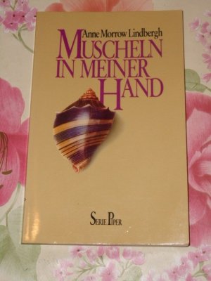 gebrauchtes Buch – Lindbergh, Anne Morrow – Muscheln in meiner Hand : e. Antwort auf d. Konflikte unseres Daseins. Aus d. Amerikan. von Maria Wolff. Übertr. d. Gedichte von Peter Stadelmayer