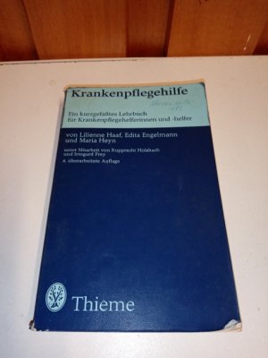 Krankenpflegehilfe : e. kurzgefasstes Lehrbuch für Krankenpflegehelferinnen u. -helfer. Unter Mitarb. von Rupprecht Holzbach u. Irmgard Frey