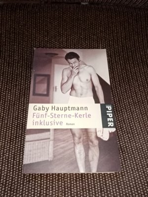 gebrauchtes Buch – Gaby Hauptmann – Fünf-Sterne-Kerle inklusive : Roman. Piper ; 3442