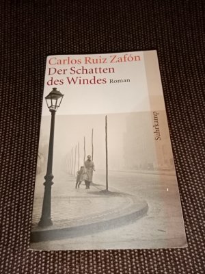 Der Schatten des Windes : Roman. Aus dem Span. von Peter Schwaar / Suhrkamp Taschenbuch ; 3800