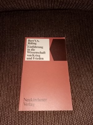 antiquarisches Buch – Röling, Bernard Victor Aloysius – Einführung in die Wissenschaft von Krieg und Frieden. Bert V. A. Röling. [Autoris. Übers. aus d. Holländ. von Karin Röling-Gellinek]