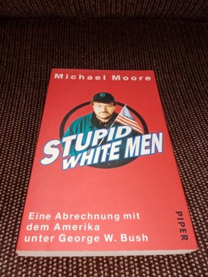 gebrauchtes Buch – Michael Moore – Stupid white men : eine Abrechnung mit dem Amerika unter George W. Bush. Aus dem Amerikan. von Michael Bayer ...