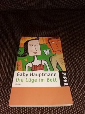 gebrauchtes Buch – Gaby Hauptmann – Die Lüge im Bett : Roman. Piper ; 2539