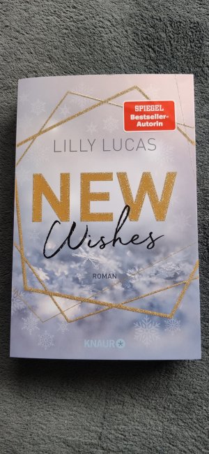 gebrauchtes Buch – Lilly Lucas – New Wishes - Roman | Mit Verlagsfarbschnitt