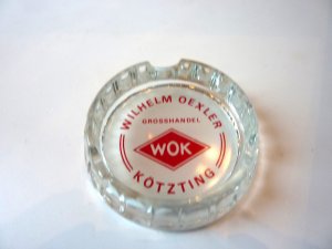 antiquarisches Buch – Wilhelm Oexler Kötzting – unbeschädigter runder Werbeaschenbecher aus schweren Glas, Preßglas, Wilhelm Oexler Grosshandel WOK Kötzting, Bad Kötzting