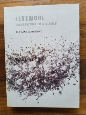 Lebewohl Trauerrituale mit Blumen