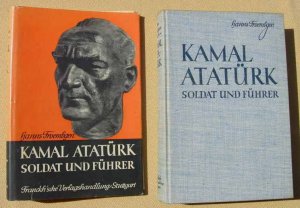 Hanns Froembgen "Kamal Atatürk - Soldat und Führer". 222 Seiten. Mit Fototafeln. Leinenband. Format ca. 14 x 20 cm. Mit Schutzumschlag. Faltkarte. Verlag Franckh, Stuttgart 1935. 7. bis 8. Auflage. Rote-Kreis-Bücher. # Biografie # Türkei # 1. Weltkrieg (intern 1016193)