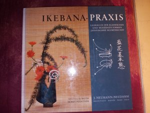 Ikebana Praxis : Lehrbuch der klassischen und modernen Formen japanischer Blumenkunst