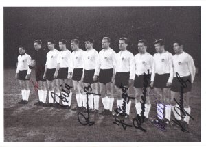 1. FC Nürnberg 1961/62 Mannschaftsfoto signiert 7 x