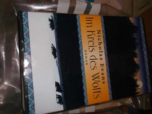 gebrauchtes Buch – Nicholas Evans – Im Kreis des Wolfs eine leidenschaftliche Liebeserklärung an ein Geschöpf, das sich niemals vom Menschen hat beherrschen lassen ein Roman von   Nicholas Evans