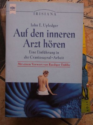 gebrauchtes Buch – Upledger, John E – Auf den inneren Arzt hören eine Einführung in die Craniosacral-Arbeit von  John E. Upledger, mit einem Vorwort von Ruediger Dahlke  IRISIANA