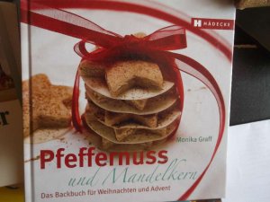 Pfeffernuss & Mandelkern - Das Backbuch für Weihnachten und Advent Stollen, Gutsle und Guetzli, Plätzchen und Kekse, Lebkuchen, Früchtebrot, Konfekt und Baumschmuck. Die beliebtesten Familienrezepte für Große und Kleine!