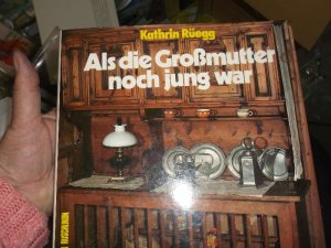 gebrauchtes Buch – Kathrin Rüegg – Als die Großmutter noch jung war Wieder ein beglückendes Buch der erfolgreichsten Schweizer Autorin:Kathrin Rüegg mit  Jugenderinnerungen und Tips und Tricks Mit 87 Abbildungen, größtenteils farbig