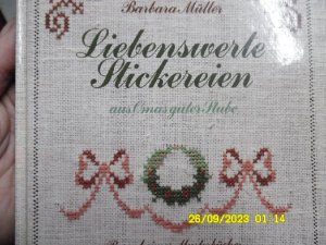 gebrauchtes Buch – Barbara Müller – Liebenswerte Stickereien aus Omas guter Stube Aus bürgerlichen Salons und Wohnzimmern der Zeit um die Jahrhundertwende immen diese kleinen Kreuzstichmuster die meist zur Verzierung von Gebrauchstextilien verwendet wurden.von  .Barbara Müller...