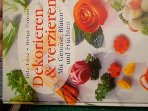 gebrauchtes Buch – Oda Tietz – Dekorieren & Verzieren : mit Gemüse, Blüten und Früchten. Lassen Sie sich von den Gestaltungsideen inspirieren!Der Augenschmaus für Ihre Gäste von Oda Tietz und Helga Florian