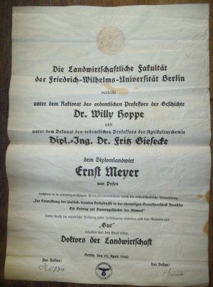 Urkunde zur Verleihung des Doktortitels (Doktor der Landwirtschaft) an den Diplomlandwirt Ernst Meyer aus Posen. Verliehen von der Landwirtschaftlichen […]