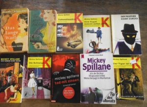 Konvolut mit 12 Titeln in 10 Büchern. Enthalten sind: 1) Todesschwadron (Gillian Burke). 2) Eine Kugel kommt selten allein - Zwei Kriminalstories (Cat […]