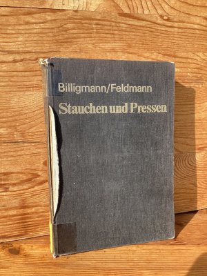 Stauchen und Pressen. Handbuch für das Kalt- und Warm-Massivumformen von Stählen und Nichteisenmetallen - Mit 579 Bildern und 98 Tabellen