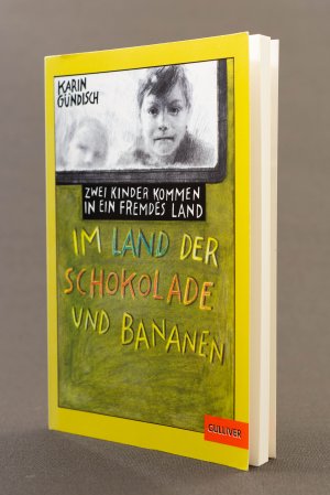 gebrauchtes Buch – Karin Gündisch – Im Land der Schokolade und Bananen. Zwei Kinder kommen in ein fremdes Land