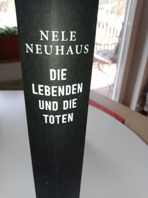 gebrauchtes Buch – Nele Neuhaus – Die Lebenden und die Toten